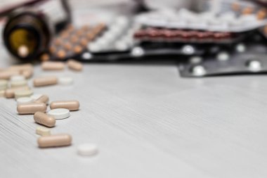 İlaçlar ve haplar, geniş bir grup su toplaması, ilaçlar, haplar.