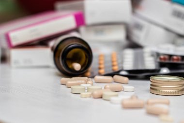 İlaçlar ve haplar, geniş bir grup su toplaması, ilaçlar, haplar.