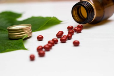 Yeşil otlu ilaçlar ve haplar.