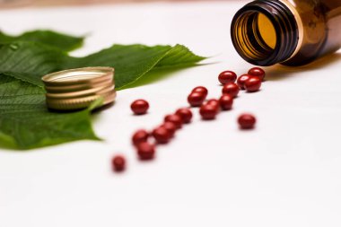 Yeşil otlu ilaçlar ve haplar.