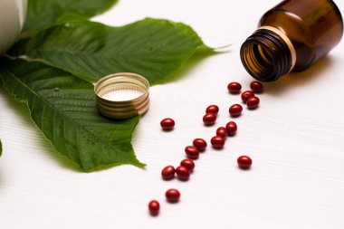 Yeşil otlu ilaçlar ve haplar.