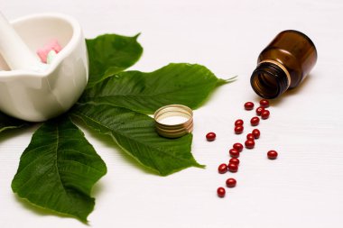 Yeşil otlu ilaçlar ve haplar.