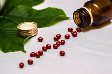 Yeşil otlu ilaçlar ve haplar.