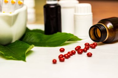 Yeşil otlu ilaçlar ve haplar.