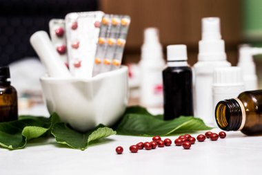 Yeşil otlu ilaçlar ve haplar.