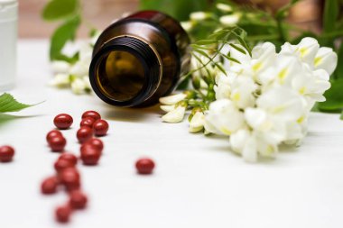 Yeşil otlu ilaçlar ve haplar.