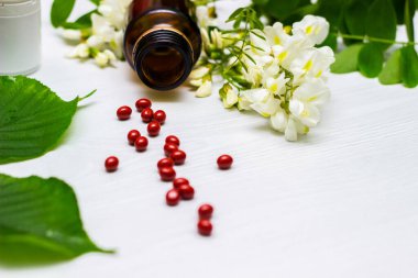 Yeşil otlu ilaçlar ve haplar.