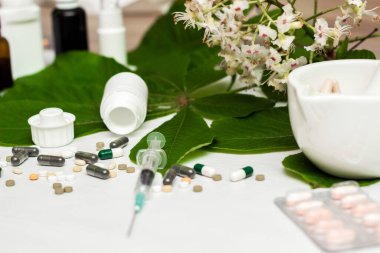 Yeşil otlu ilaçlar ve haplar.