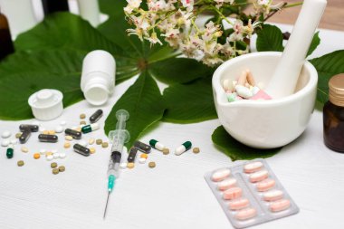 Yeşil otlu ilaçlar ve haplar.