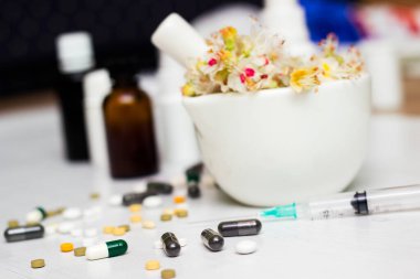 Yeşil otlu ilaçlar ve haplar.