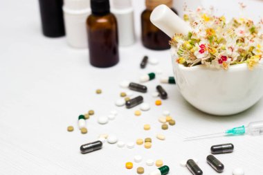 Yeşil otlu ilaçlar ve haplar.