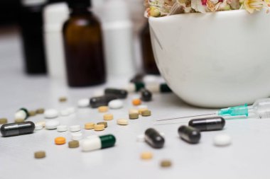 Yeşil otlu ilaçlar ve haplar.