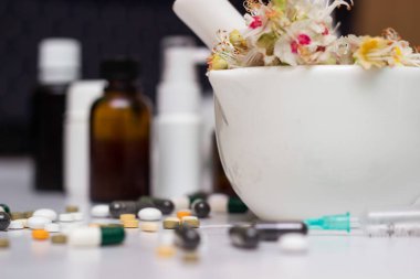 Yeşil otlu ilaçlar ve haplar.