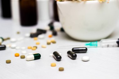 Yeşil otlu ilaçlar ve haplar.