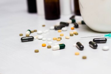 Yeşil otlu ilaçlar ve haplar.