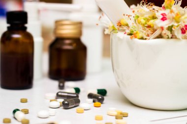 Yeşil otlu ilaçlar ve haplar.