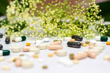 Yeşil otlu ilaçlar ve haplar.