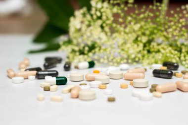 Yeşil otlu ilaçlar ve haplar.