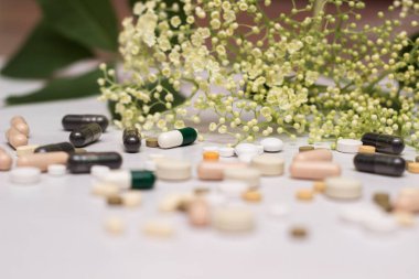 Yeşil otlu ilaçlar ve haplar.