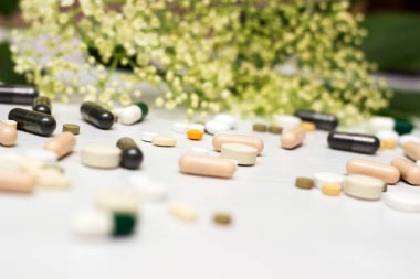 Yeşil otlu ilaçlar ve haplar.