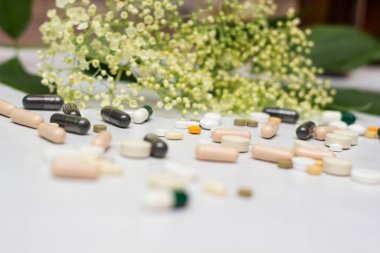 Yeşil otlu ilaçlar ve haplar.