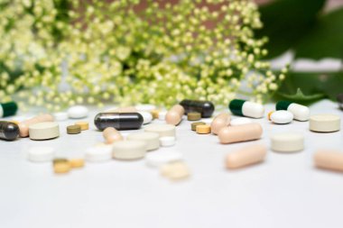 Yeşil otlu ilaçlar ve haplar.