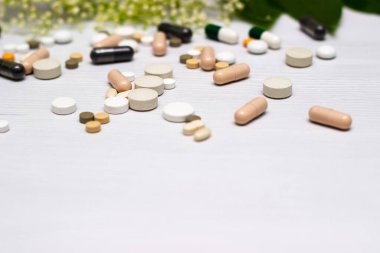 Yeşil otlu ilaçlar ve haplar.