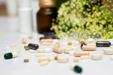 Yeşil otlu ilaçlar ve haplar.