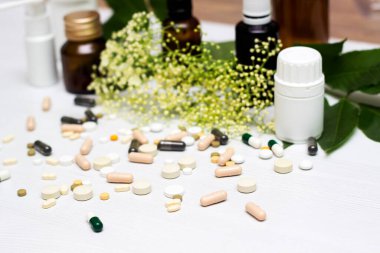 Yeşil otlu ilaçlar ve haplar.