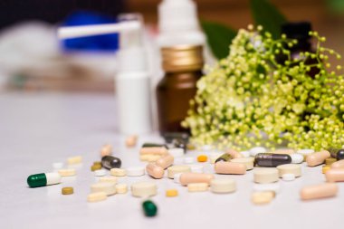 Yeşil otlu ilaçlar ve haplar.