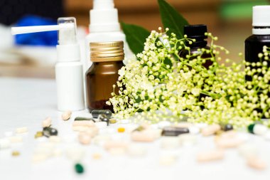 Yeşil otlu ilaçlar ve haplar.