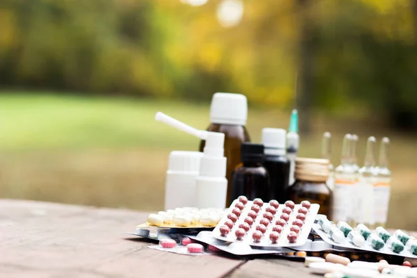 Medicamentos Tabletas Una Mesa Textura Madera — Foto de Stock