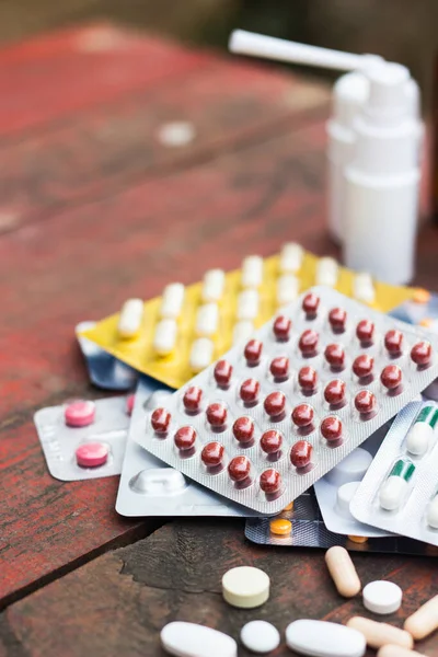 İlaçlar ve tablet bir ahşap doku tablo