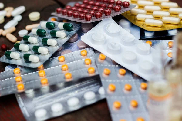 İlaçlar ve tablet bir ahşap doku tablo