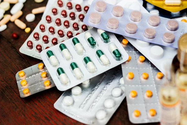 İlaçlar ve tablet bir ahşap doku tablo