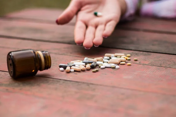 Mulher Tomando Remédio Overdose Deitado Mesa Madeira Com Comprimidos Abertos — Fotografia de Stock