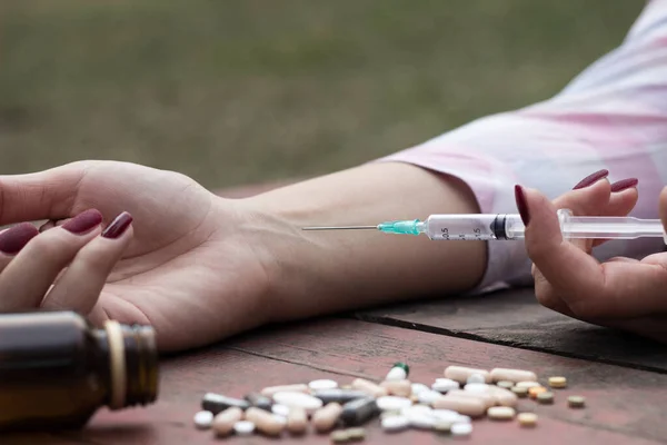 Mujer Tomando Sobredosis Medicamentos Acostada Mesa Madera Con Frasco Píldoras — Foto de Stock