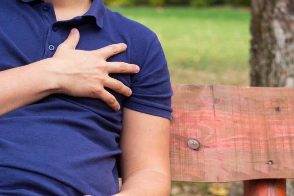 Hombre Sufriendo Dolor Pecho Teniendo Dolor Sentado Aire Libre — Foto de Stock