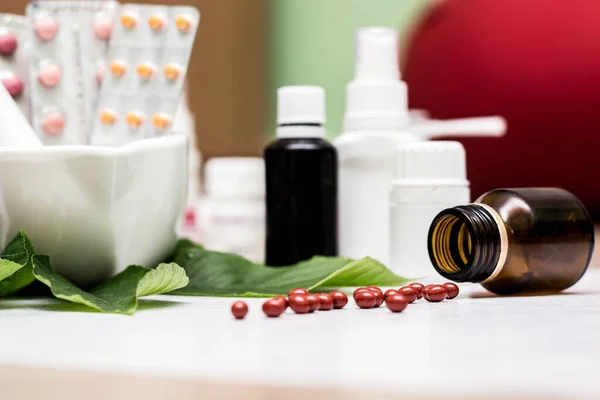 Mediciner Och Tabletter Med Grön Ört — Stockfoto
