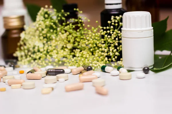 Medicamentos Tabletas Con Hierba Verde — Foto de Stock