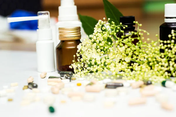 Yeşil otlu ilaçlar ve haplar.