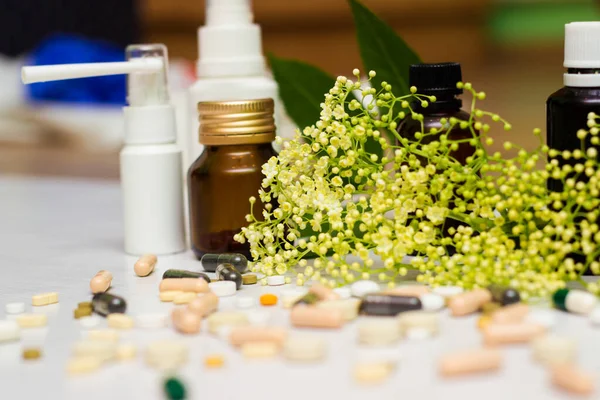Medicamentos Tabletas Con Hierba Verde — Foto de Stock