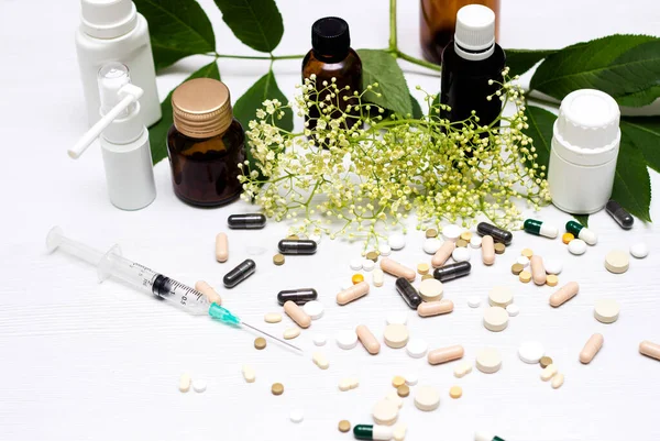 Yeşil otlu ilaçlar ve haplar.