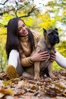 Parkta bir kadın ve köpeği birlikte.
