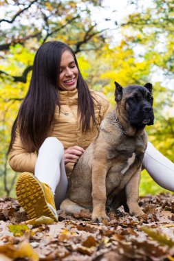 Parkta bir kadın ve köpeği birlikte.