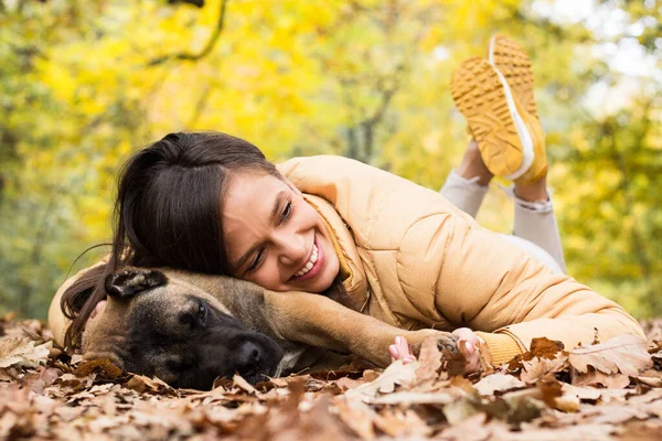 Feliz Mujer Sonriente Abrazando Perro Acostado Parque — Foto de Stock