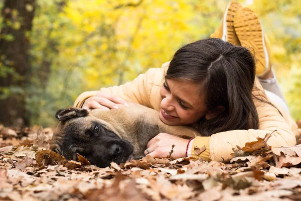 Feliz Mujer Sonriente Abrazando Perro Acostado Parque —  Fotos de Stock