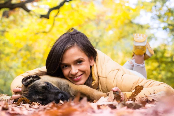 Šťastná Usměvavá Žena Objímající Svého Psa Ležícího Parku — Stock fotografie
