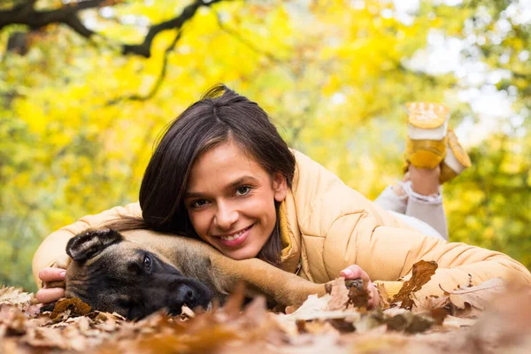 Feliz Mujer Sonriente Abrazando Perro Acostado Parque — Foto de Stock