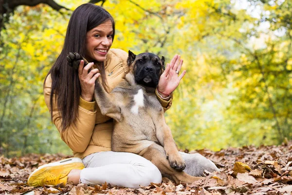 Feliz Mujer Sonriente Abrazando Perro Acostado Parque — Foto de Stock